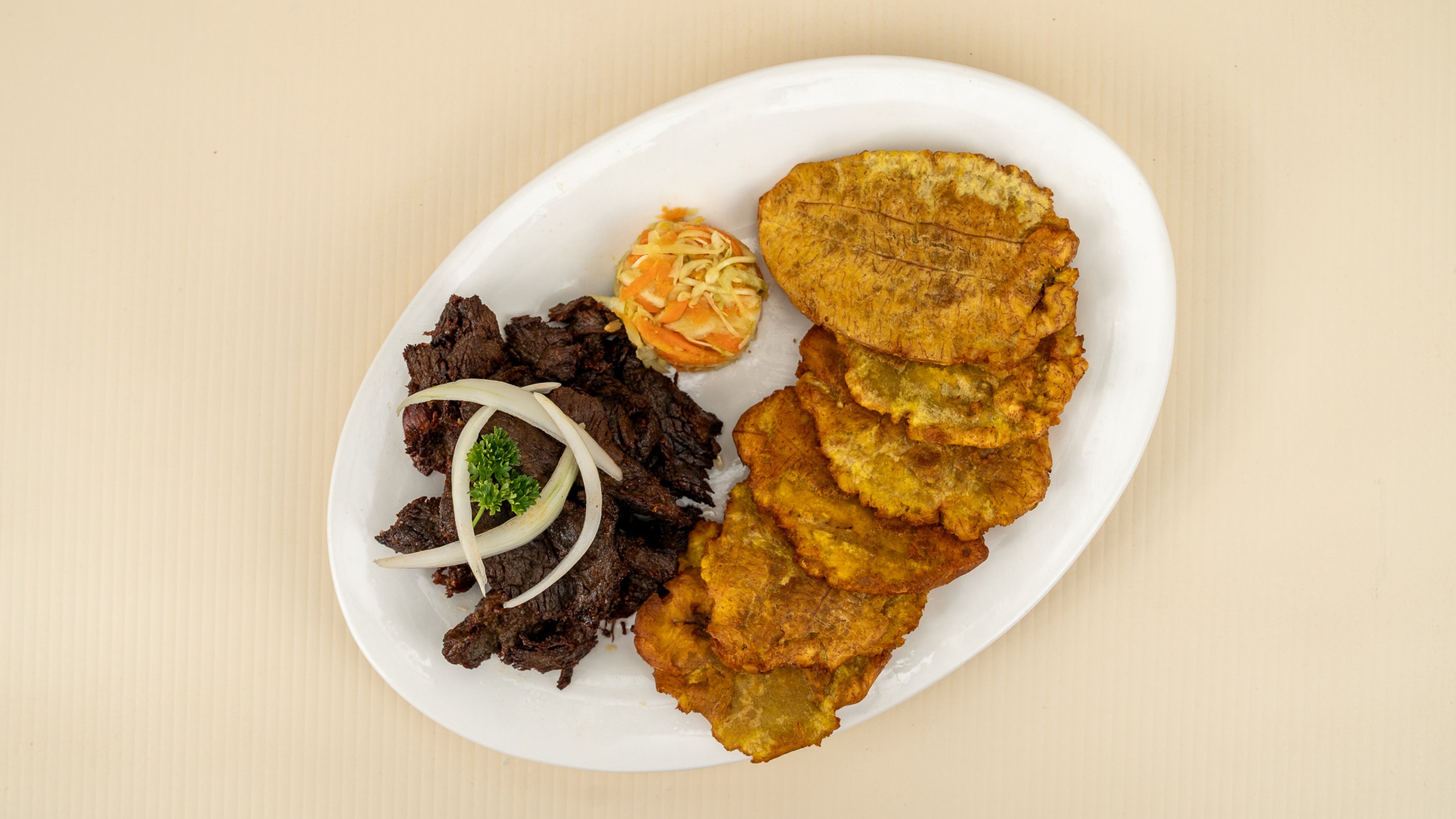 Tassot Bef / Fried Beef w/ fried plantains